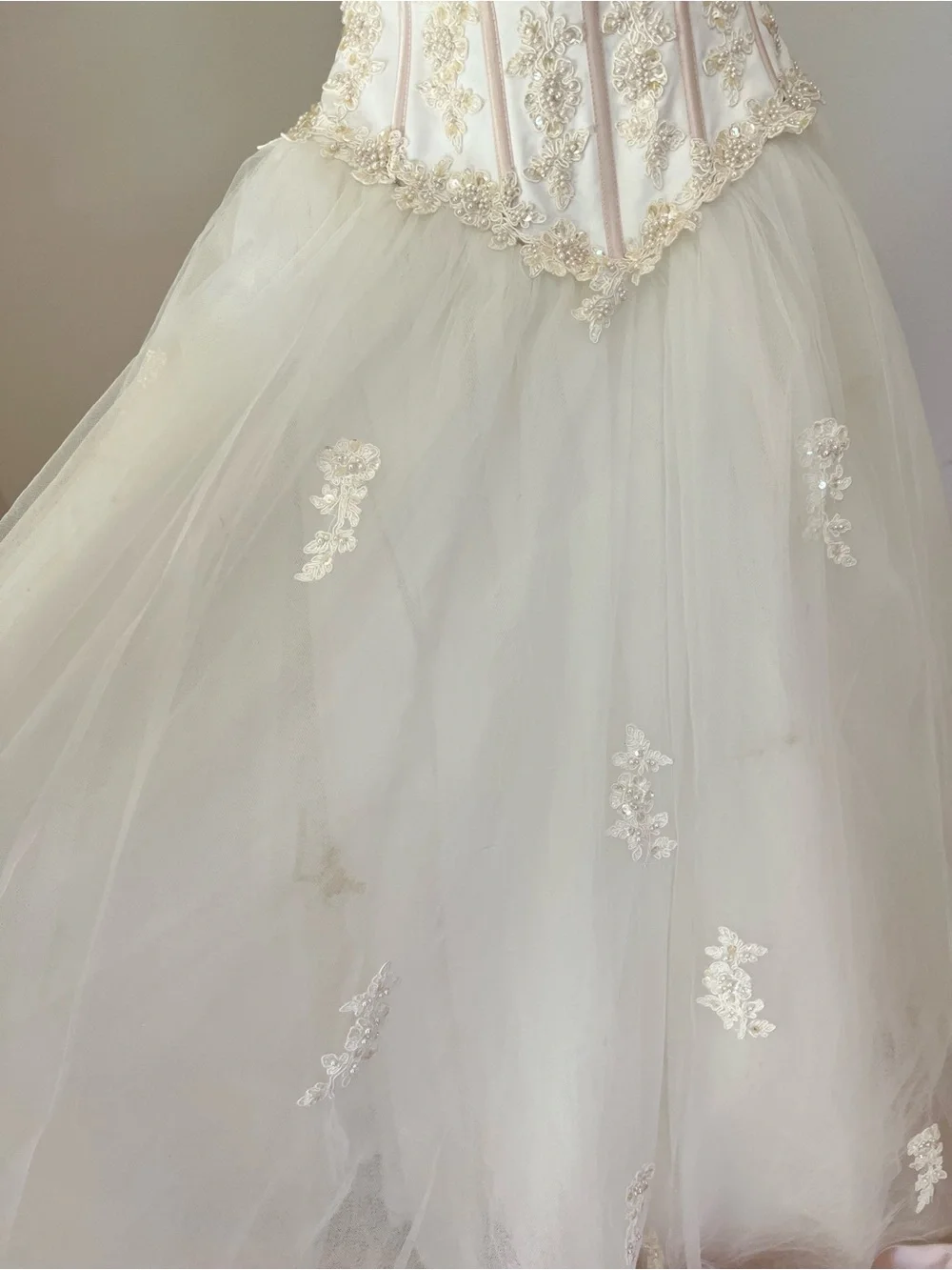 Vintage David's Bridal Michelangelo 2295E Size 8 Ivory Gown w/ Veil